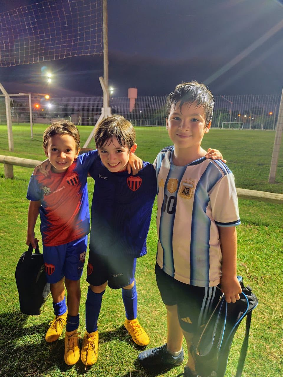 Tres amigos abrazados después de jugar