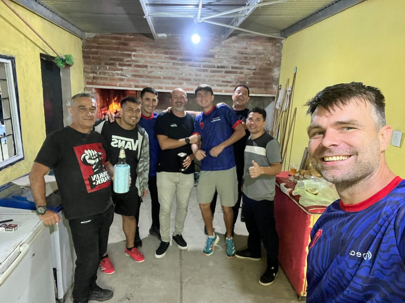 Padres y profes compartiendo en la peña