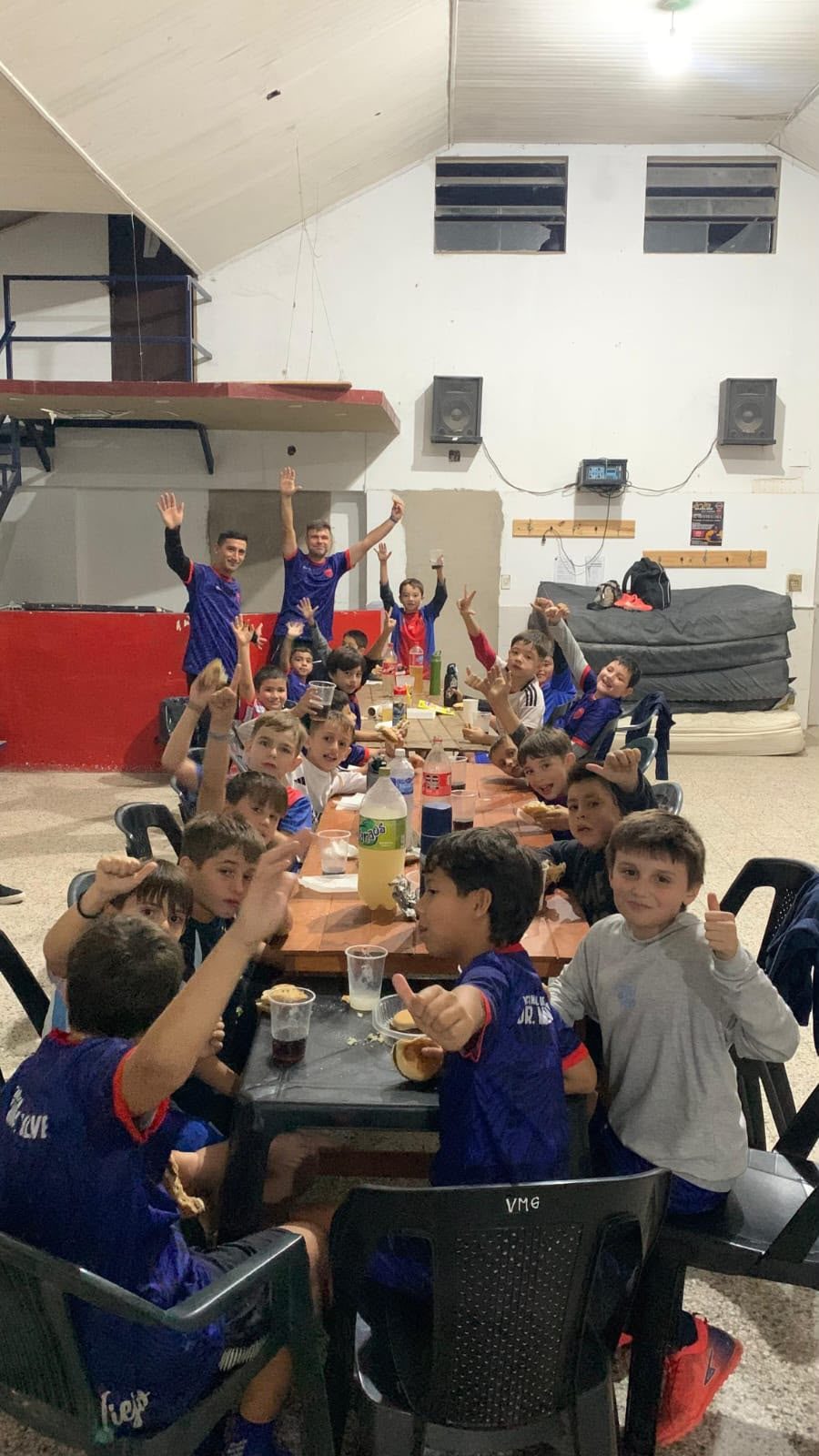 Los chicos a la mesa en la peña