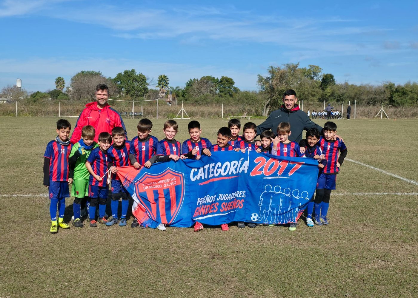 Plantel Categoría 2017 con la bandera