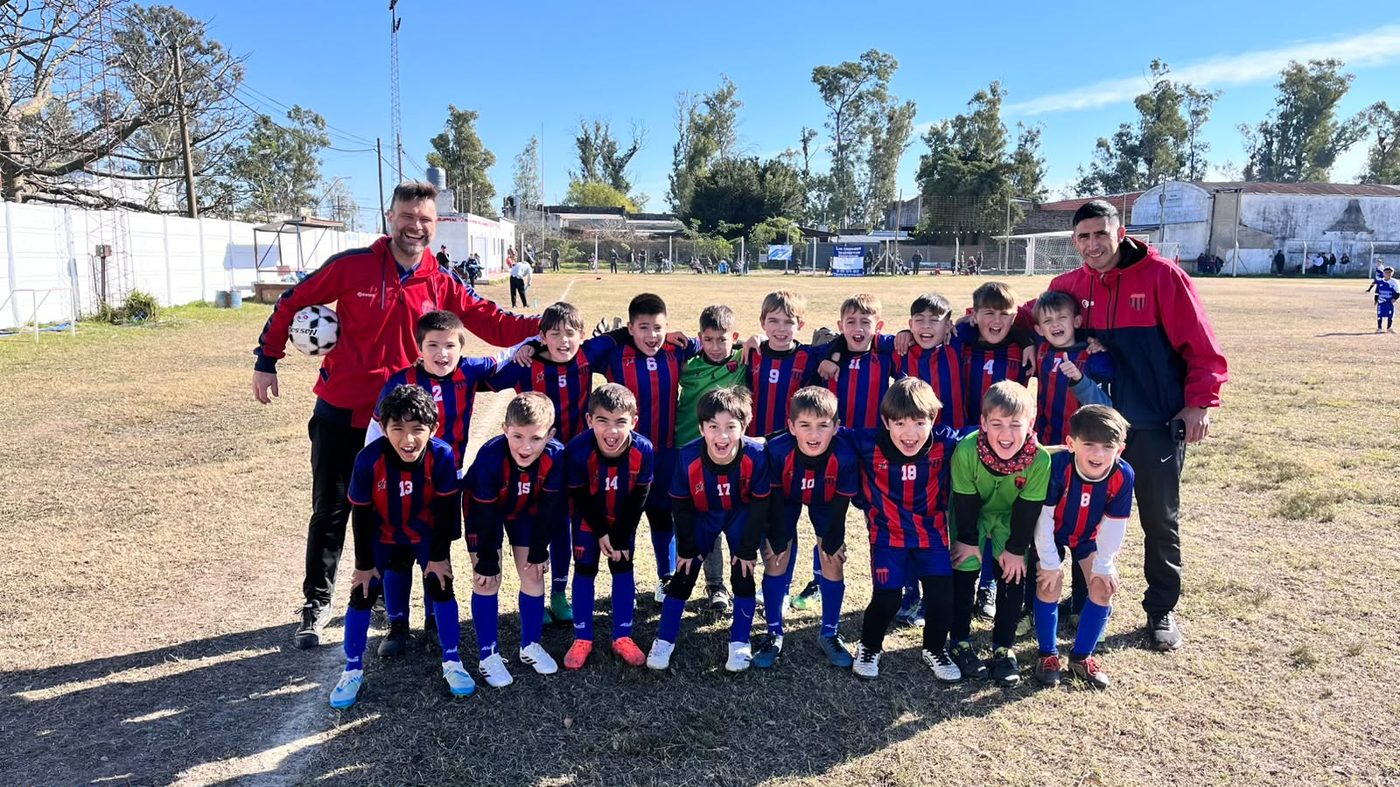 Plantel sonriendo en la cancha